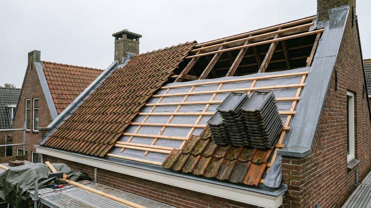 Schuin dak zonder pannen met nieuwe panlatten en dakfolie op de spanten